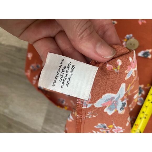 Lc Lauren Conrad NWT V-Neck Button-Front Floral Blouse, Sz Medium, MSRP $44 - Picture 3 of 9